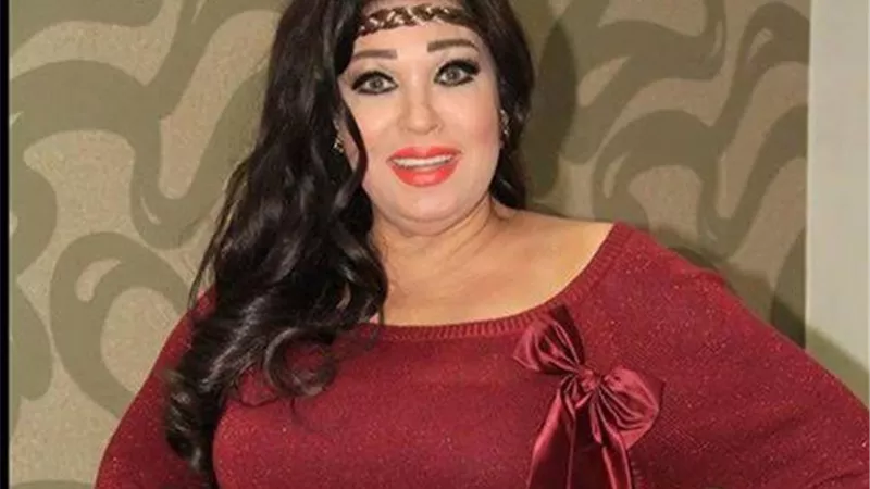 فيفى عبده تطرح أسئلة على متابعيها من الساحل الشمالي.. شاهد