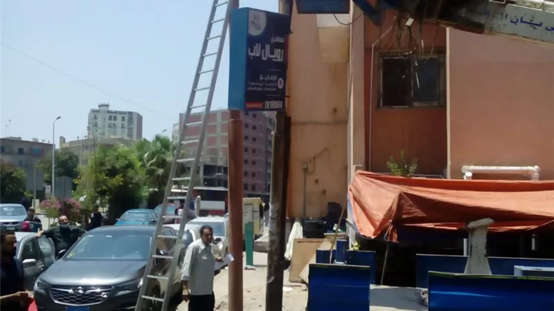 بالصور..حى ثان الزقازيق يواصل احلال وتجديد أعمدة الكهرباء حفاظا على أرواح المواطنين