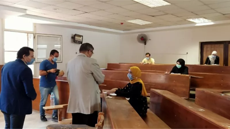 نائب رئيس جامعة بنها لشئون التعليم يتفقد امتحانات الفرق النهائية