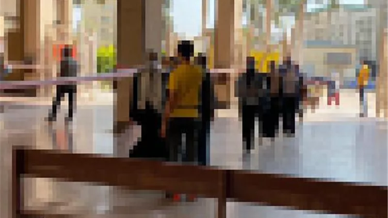 عميد ألسن عين شمس تتابع إجراءات دخول طلاب الفرقةالرابعة في ثاني أيام الإمتحانات