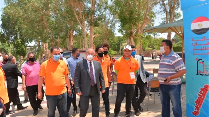 رئيس جامعة أسيوط يتابع امتحان السياسة الاجتماعية للفرقة النهائية.. بالصور