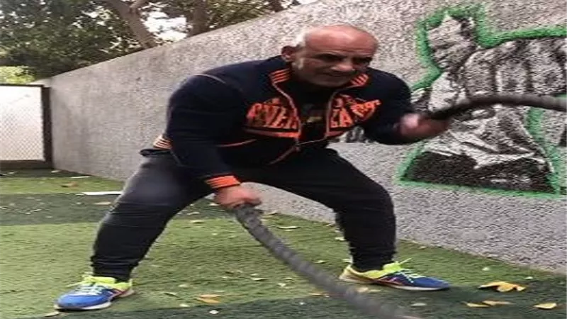 محمد لطفى يؤدى تمارين شاقة 