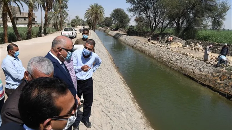 محافظ قنا يتفقد اعمال الرصف بمدخل حجازة بقوص بالصور