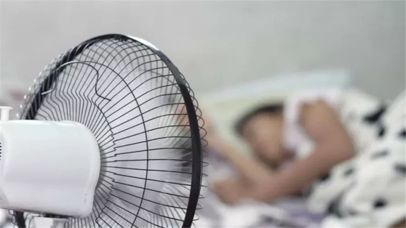 النوم أمام المروحة.. 4 أضرار تقود للتشنجات والالتهابات