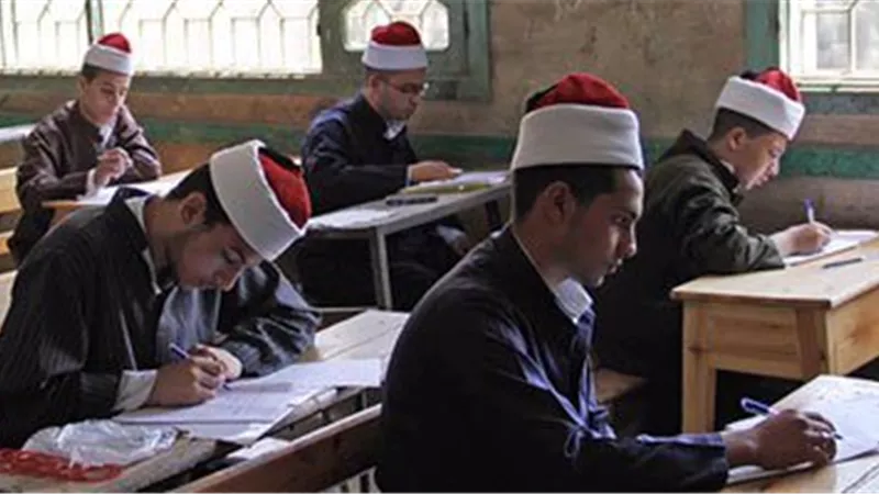 طلاب القسم العلمى بالثانوية الأزهرية يؤدون امتحان التفاضل والتكامل