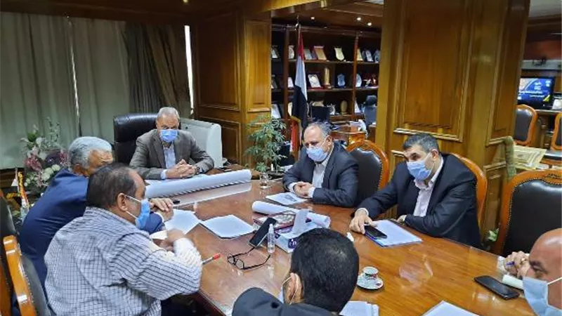 محافظ القليوبية يجتمع مع مسئولي الري والهيئة العامة للطرق والكباري