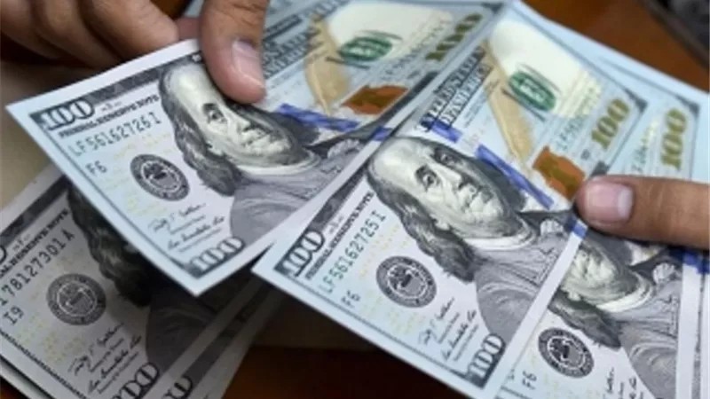 الدولار يصعد بفعل قلق المستثمرين من التوتر بين الصين وأمريكا وتفشي كورونا
