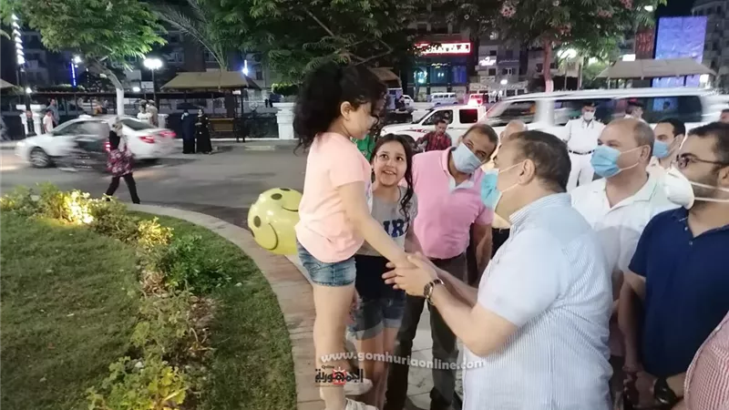 محافظ المنوفية.. يداعب الأطفال و يكافئ أحد عمال النظافة لإخلاصه وتفانيه في العمل
