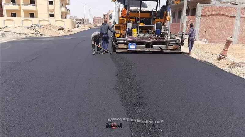 بالصور .. بدء تنفيذ أعمال الطرق بمناطق الإسكان فى العاشر من رمضان