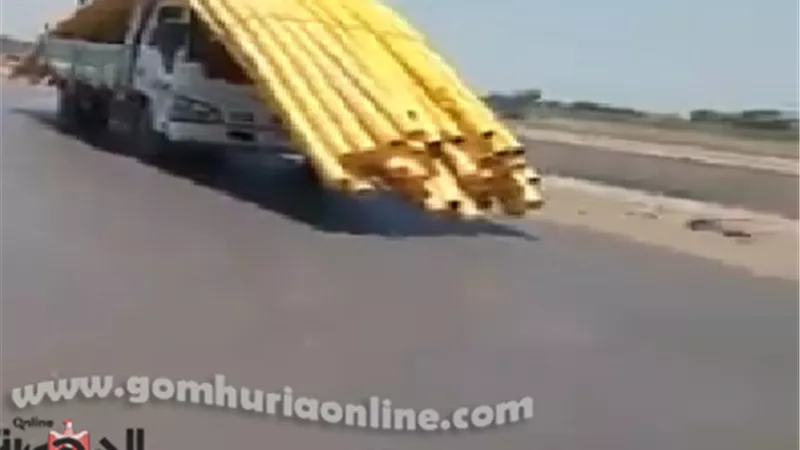 سيارة نقل تتحول لكارثة متحركة على الطريق صور