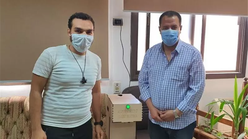 جامعة أسيوط تعلن نجاح الفريق الهندسي فى تصميم جهاز تعقيم الأيدى كبديل لبوابات التعقيم