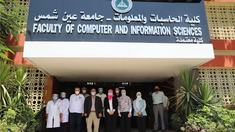 نائب رئيس جامعة عين شمس يتفقد سير الامتحانات بكلية الحاسبات ..صور