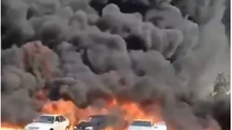 لحظة اندلاع حريق هائل في خط خام (شقير - مسطرد) بطريق إسماعيلية الصحراوى.. فيديو