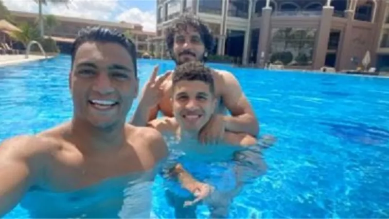 لاعبو الزمالك يلجأون لحمام السباحة لمحاربة حرارة الجو.. صور