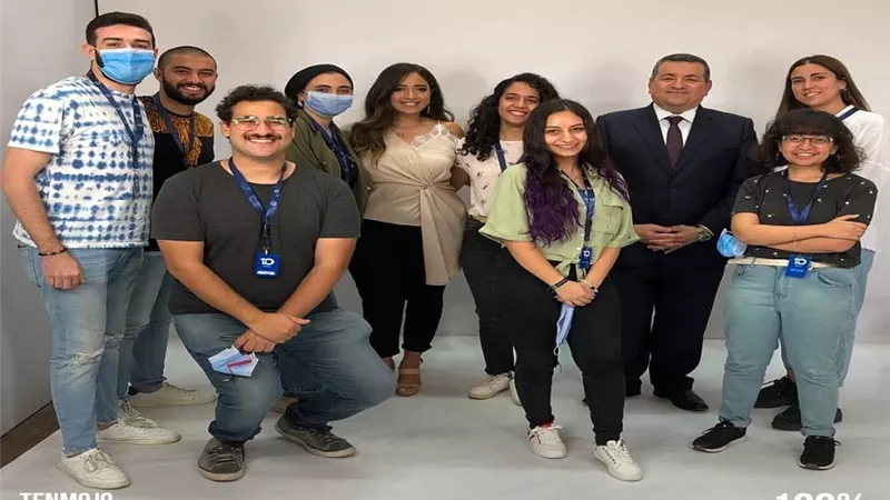 وزير الإعلام يتفقد أول ستوديو مجهز بالهواتف المحمولة في العالم العربي