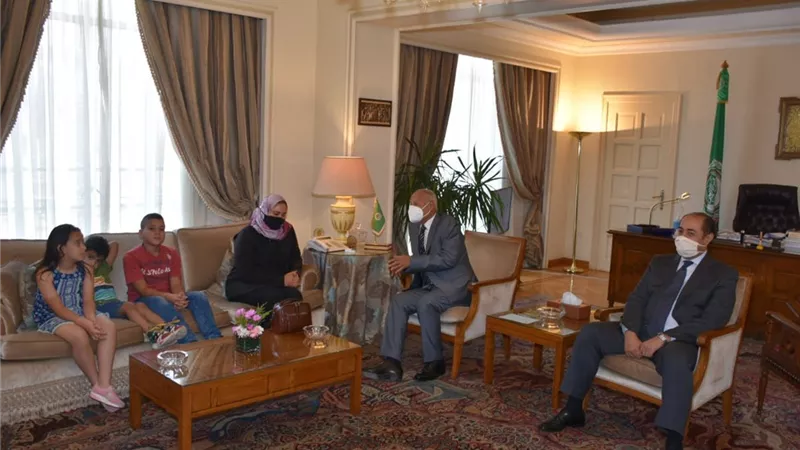 أبو الغيط يستقبل أسرة الشهيد أحمد منسي
