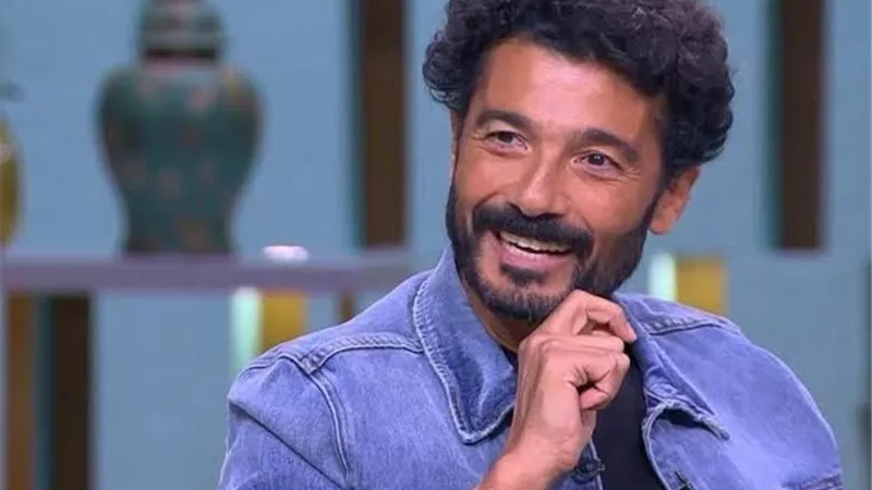 خالد النبوى يمازح متابعيه من حمام السباحة.. شاهد