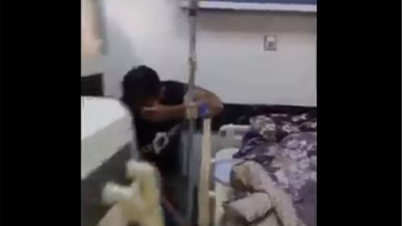 شاهد ...تقييد مواطن عراقي بسرير زوجته المتوفية بكورونا