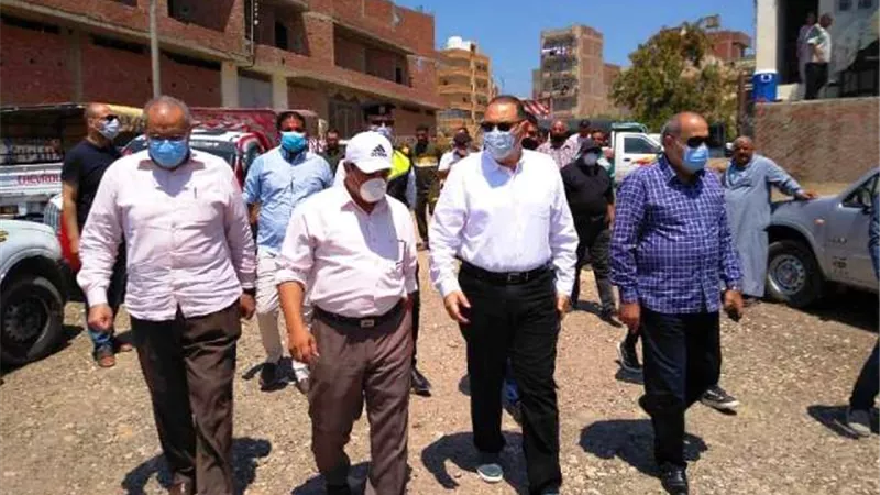 غراب يتفقد مجمع مواقف سيارات الأجرة بأبوحماد ويوجه بسرعه الانتهاء من تركيب التندات