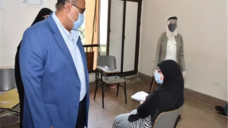 نائب رئيس جامعة عين شمس يتفقد امتحانات كلية التمريض