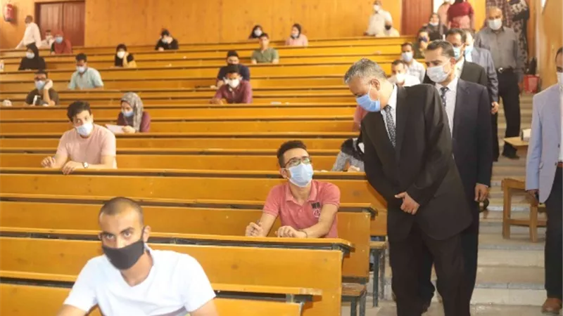 رئيس جامعة جنوب الوادي يتفقد الإمتحانات ب3كليات.صور
