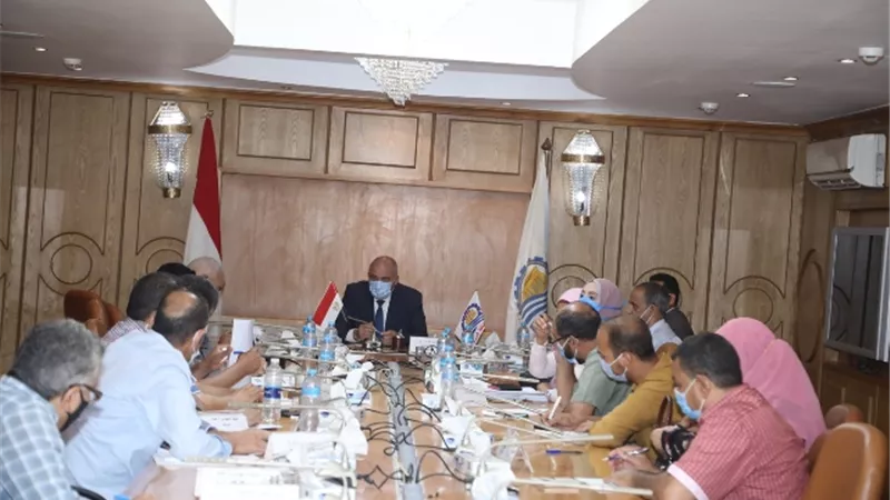 محافظ قنا يتابع إجراءات قانون التصالح بمخالفات البناء