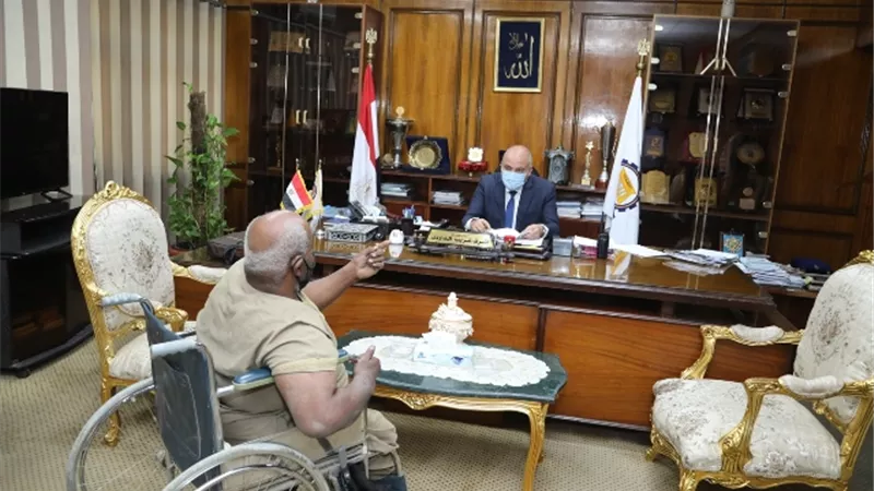 محافظ قنا يستعرض مشاكل وشكاوى المواطنين