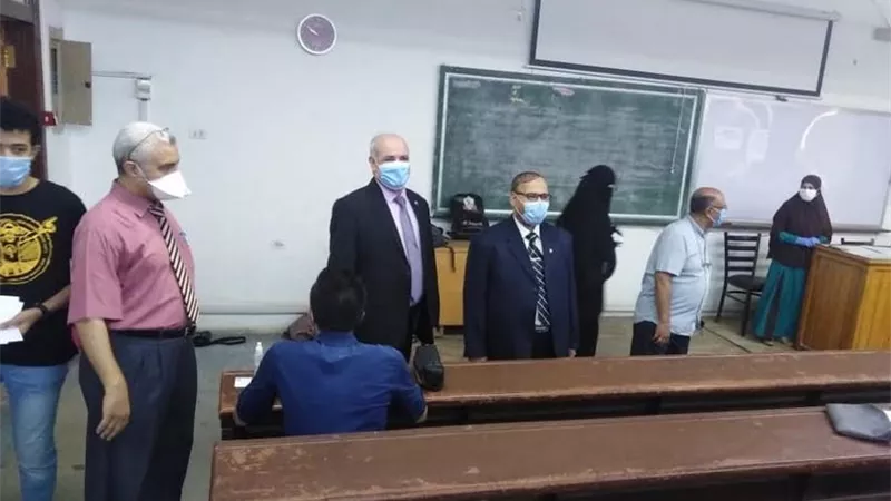 رئيس جامعة الفيوم يتابع امتحانات الفرق النهائية