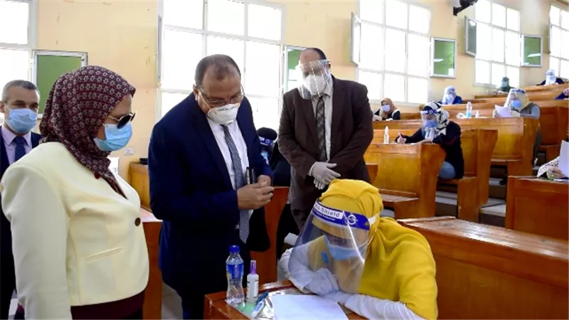 رئيس جامعة بنى سويف يتفقد الامتحانات بمجمع كليات التعليم الصناعى. بالصور