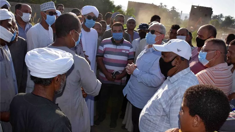 محافظ الأقصر يشهد المرحلة الأخيرة من مشروع إزالات محور السوفوتيل - صور