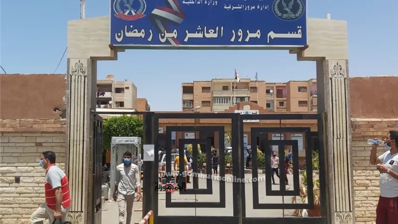 بسبب التحويل الى النظام الالكترونى اقبال شديد على مرور العاشر من رمضان