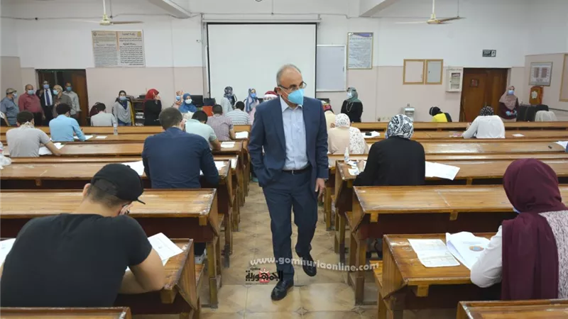 رئيس جامعة الزقازيق يواصل جولاته بالجامعة للإطمئنان على سير أعمال امتحانات العلوم والصيدلة