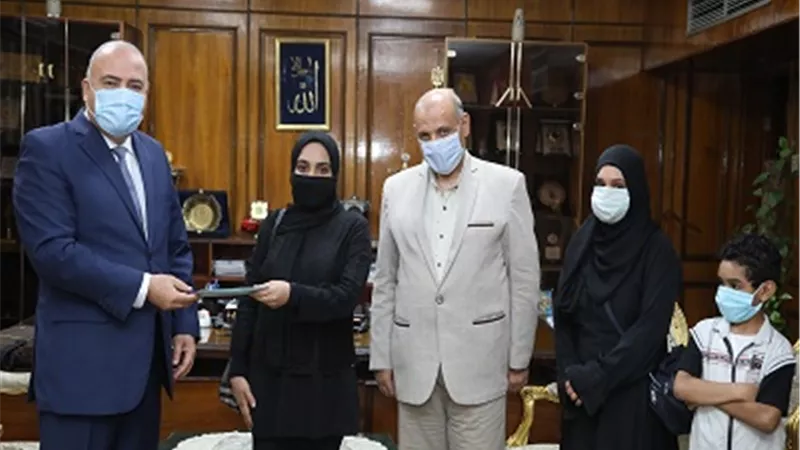 محافظ قنا يكرم طالبة بكلية الطب لتفوقها العلمى