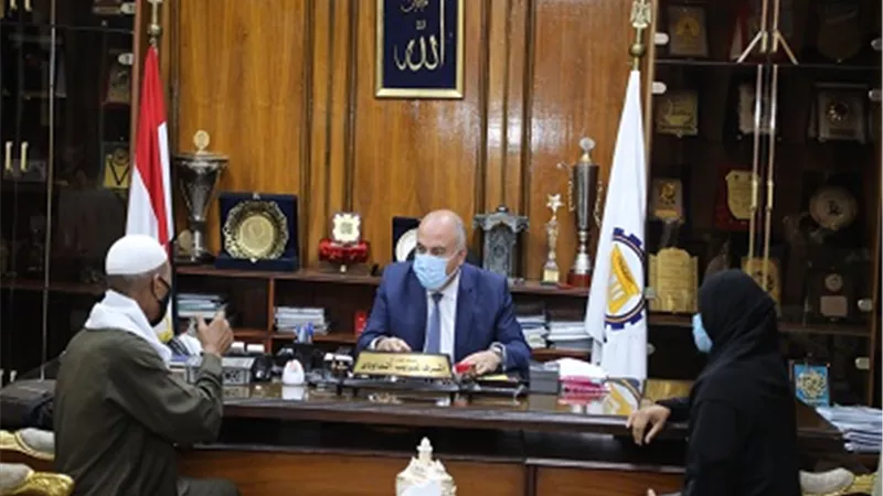 محافظ قنا يستعرض شكاوى ومشاكل المواطنين