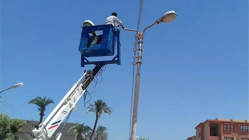 جهود مكثفة ورفع كفاءة الإنارة العامة في مركز جهينة بسوهاج