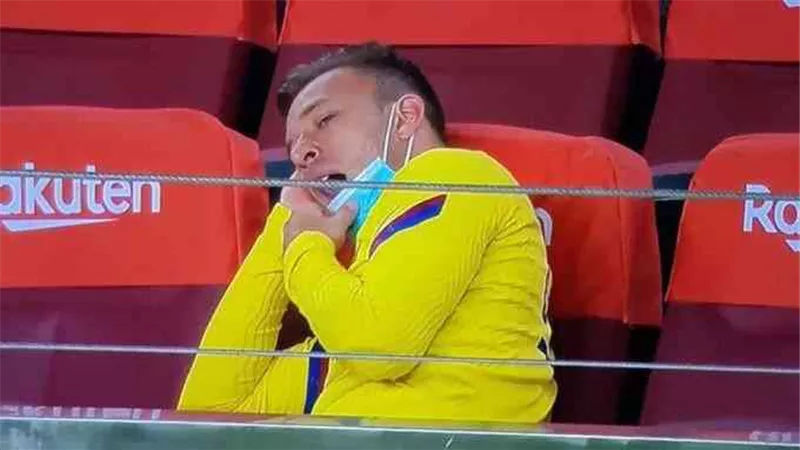تصرف من نجم برشلونة يثير غضب الجمهور.. تعرف عليه