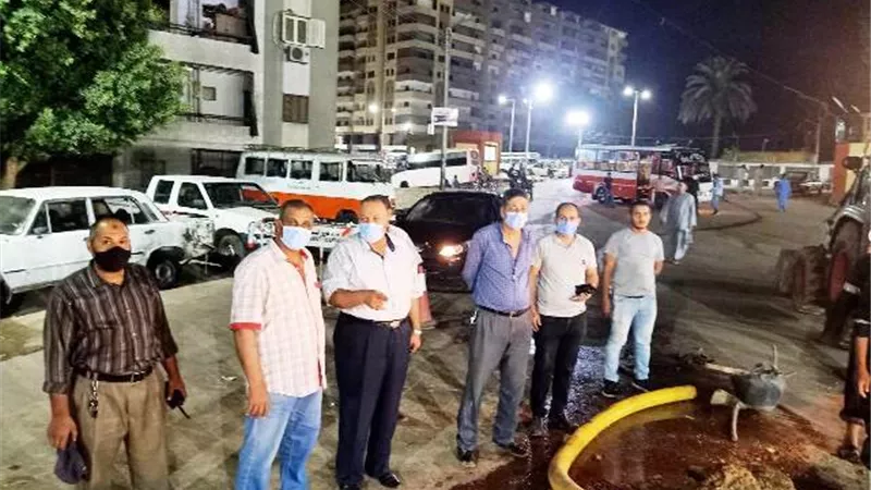 محافظ أسيوط يوجه بسرعة إصلاح كسر بخط محطة صرف صحى بحى شرق.. بالصور