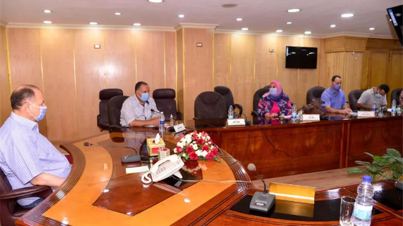 محافظ أسيوط يواصل اجتماعاته الدورية لمتابعة ملف تقنين الأراضي