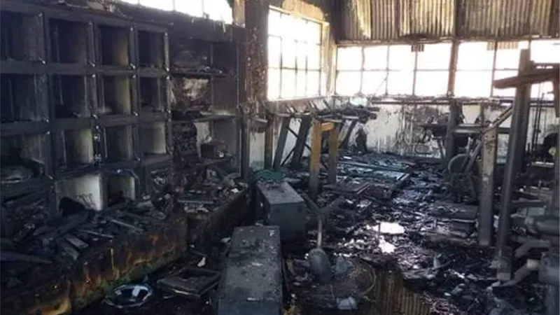 إخماد حريق هائل بمحتويات صالة رياضية بإستاد عاصمة الوادى الجديد.صور