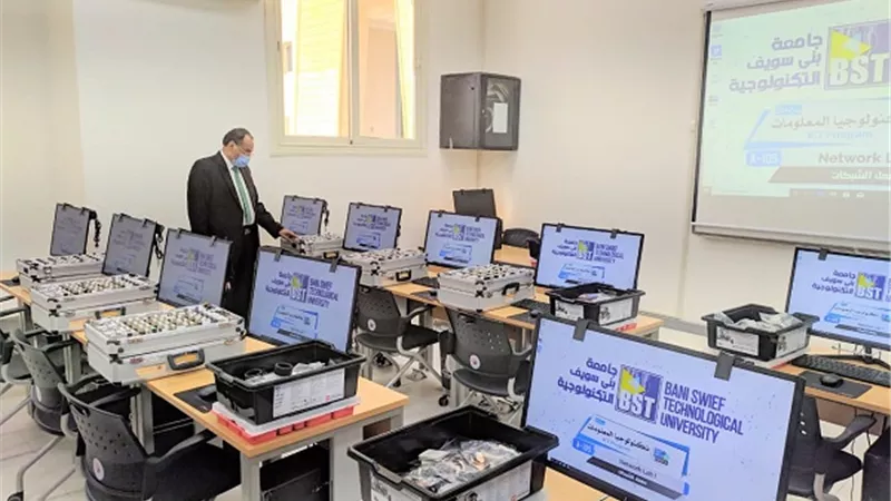 رئيس جامعة بني سويف التكنولوجية يتفقد المعامل الجديدة