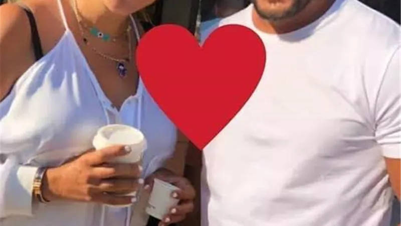 ياسمين عبدالعزيز وأحمد العوضى فى جو رومانسي على البحر.. فيديو