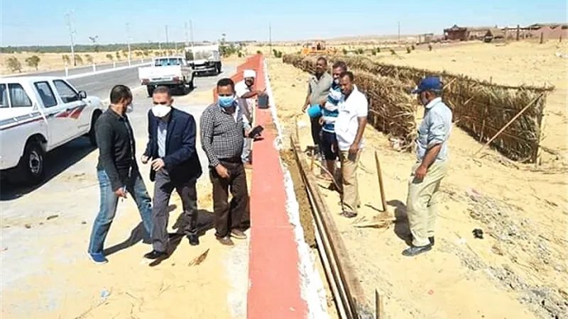 رئيس مركز الخارجة يقود حملة نظافة وإصلاح أعطال بالوادى الجديد