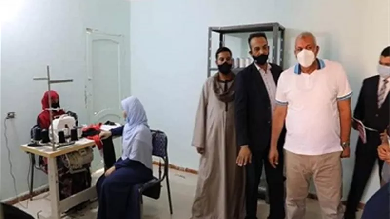 الزملّوط يكلف بتصنيع الزى المدرسى ضمن مشروعات مبادرة لتعليم الخياطة بالفرافرة