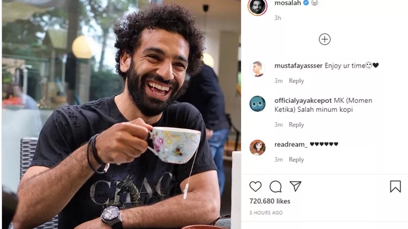 محمد صلاح يرتدى تيشرت مقطع وساعة فاخرة ويحتسى مشروباً فى فنجان كلاسيكي