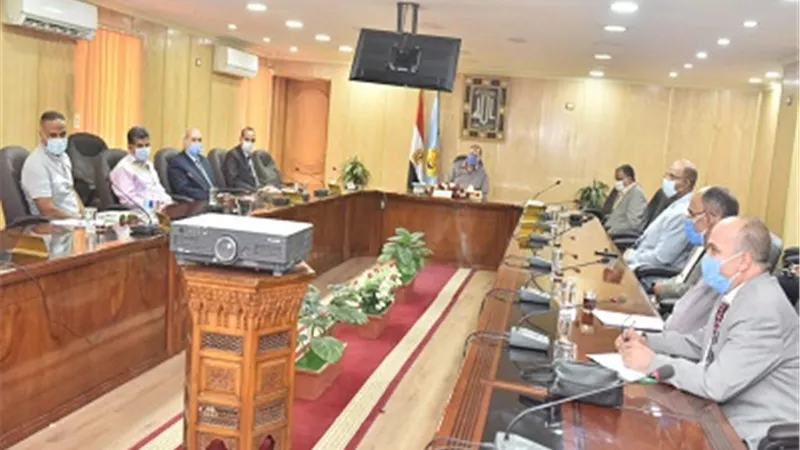 محافظ أسيوط يلتقى وكلاء التموين للوجه القبلى ويستعرض جهود الدولة فى توفير السلع