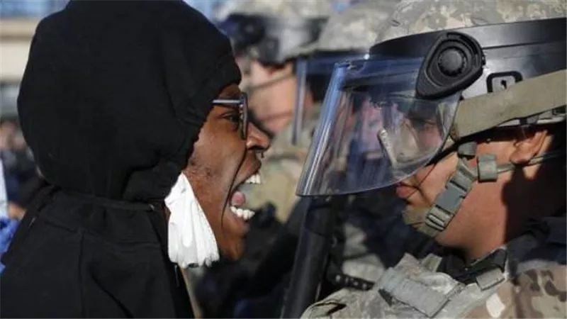 اشتباكات بين الشرطة ومتظاهرين حاولوا إسقاط تمثال «كريستوفر كولومبوس» في شيكاغو