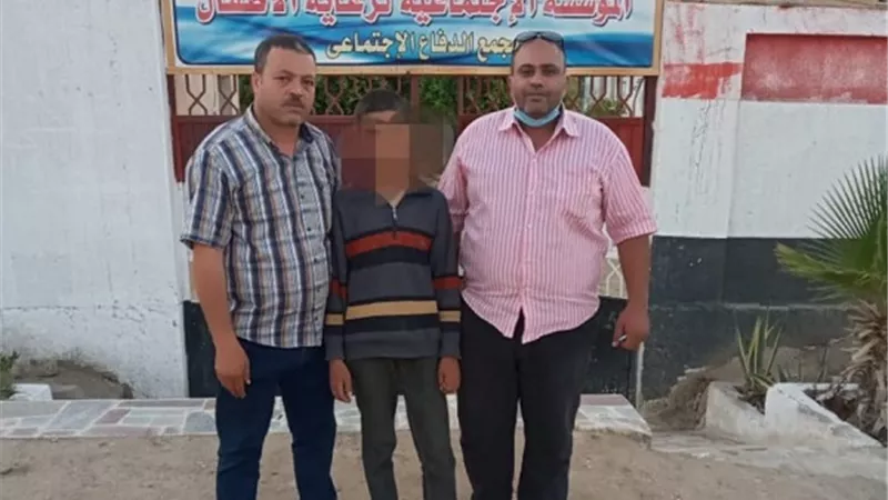 فريق التدخل السريع ينقذ طفل بلا مأوى بعد أن توفيت والدته وسجن والده