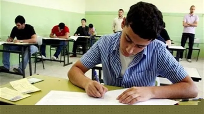 طلاب شعبة ادبى للثانوية العامة يؤدون امتحان علم النفس والاجتماع