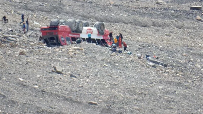 مصرع 3 اشخاص فى حادث انقلاب حافلة سياحية بـ ألبرتا الكندية