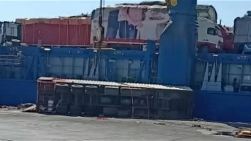 إنقلاب شاحنة بضائع على رصيف ميناء سفاجا أثناء إنزالها من إحدى السفن